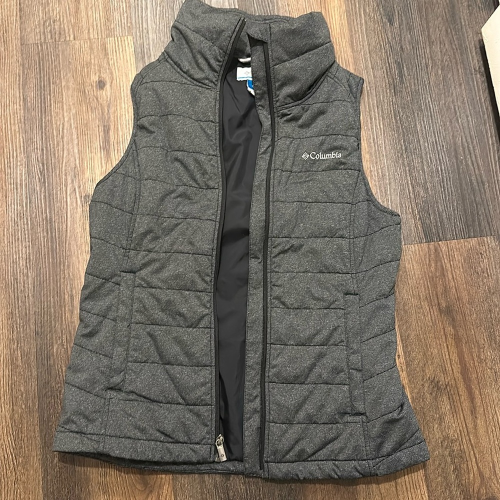 Women’s Columbia vest medium, never worn
